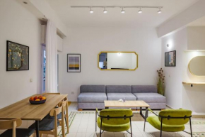 Renovated 2BR with Balcony in Bauhaus *Beachfront*